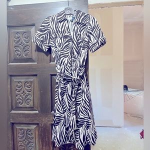 💐 Zebra print Midi Shirt dress. Size 4